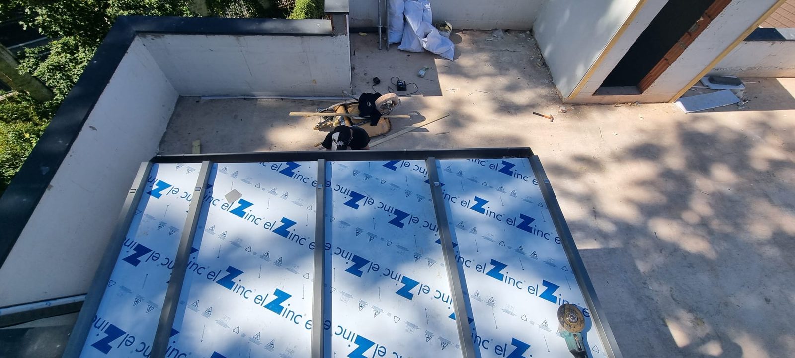 Pose d'une couverture zinc ElZinc sur un toit-terrasse par JSA Couverture